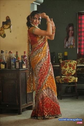 Andrea Hot Navel in Thirippangal Movie