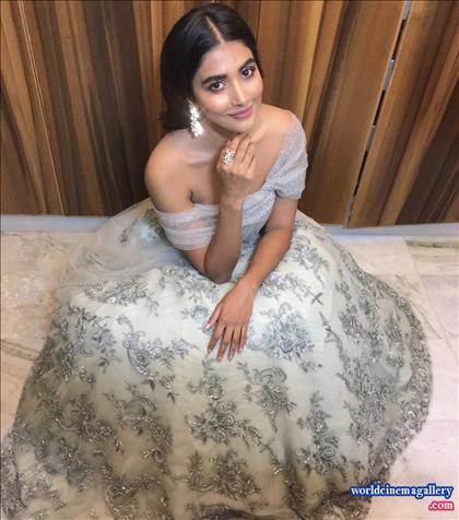 Pooja Hegde Hot Stills at Filmfare glamour and style Awards