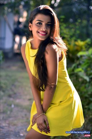 Ashna Zaveri latest hot stills