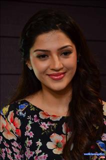 Mehreen Kaur pirzada from Nenjil Thunivirundhal