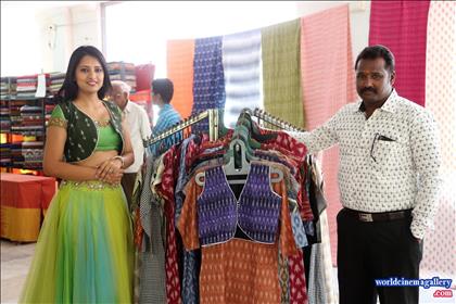 Nikitha Bisht Launches pochampally ikat art mela nizampet