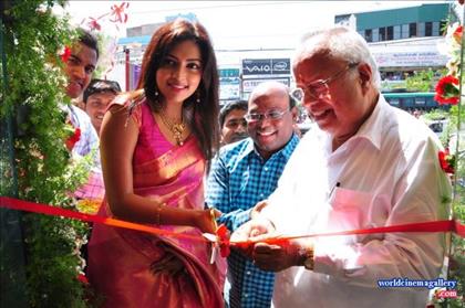 Amala Paul Saree Stills at Inaugurates Kalanikethan Showroom