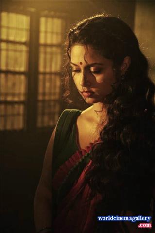 Pooja Umashankar Hot Saree Stills from Vidiyum Mun Movie