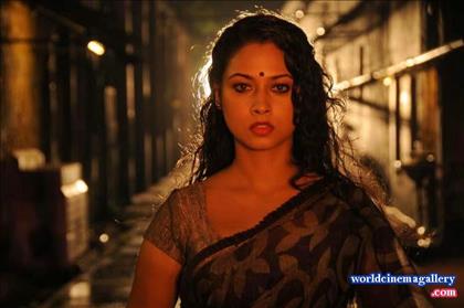 Pooja Umashankar Hot Saree Stills from Vidiyum Mun Movie