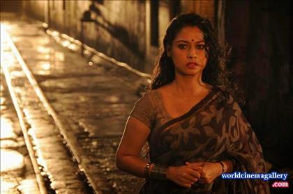 Pooja Umashankar Hot Saree Stills from Vidiyum Mun Movie