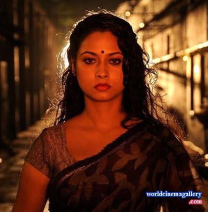 Pooja Umashankar Hot Saree Stills from Vidiyum Mun Movie