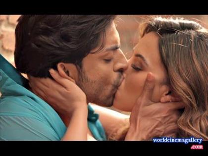 Sana Khan romance with Gurmeet Chaudharys from Wajah Tum Ho movie