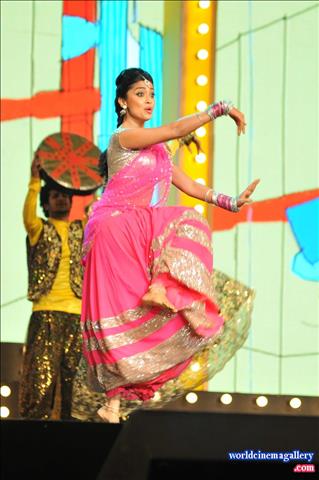 Shriya Saran Dance Photos At Mirchi Music Awards 2013