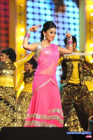 Shriya Saran Dance Photos At Mirchi Music Awards 2013