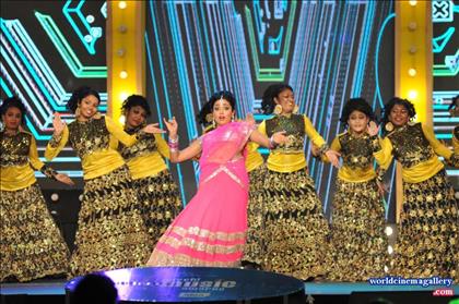 Shriya Saran Dance Photos At Mirchi Music Awards 2013