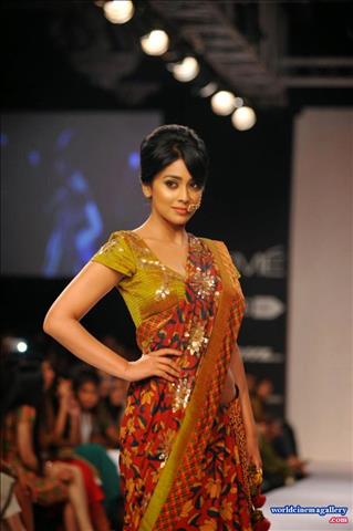 Shriya Saran in Lakme Fashion Week Winter Festive 2014