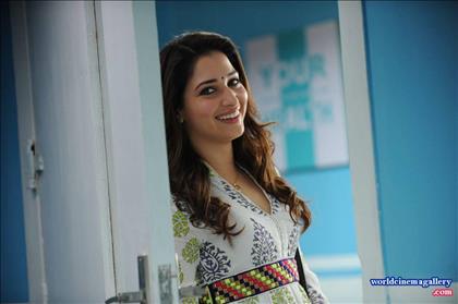 Tamanna  Stills from Vasuvum Saravananum Onna Padichavanga