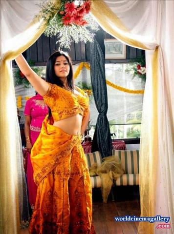 Poonam Bajwa in Muthina Kathirikai