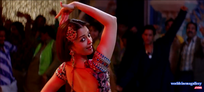 Aishwarya Rai in Kajra Re Item Songs from Bunty Aur Babli Movie