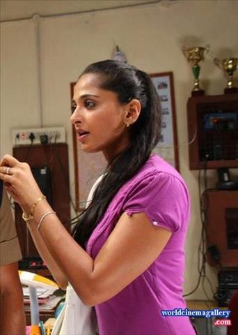 Anushka shetty Stills in Singam Movie