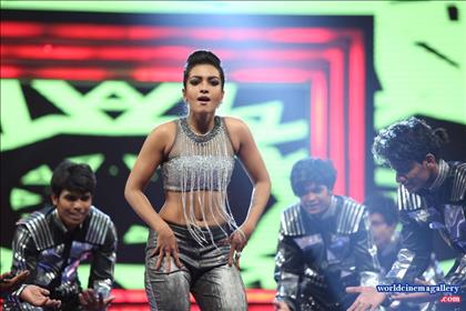 Catherine Tresa Hot Dance Performance At Filmfare Awards 2016