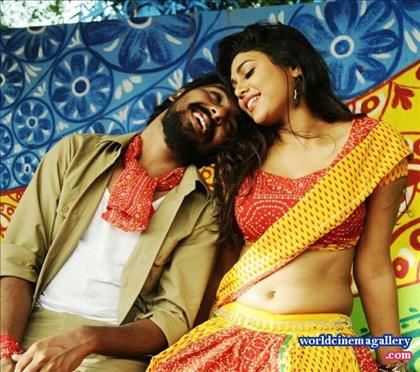 Manisha Yadav Sexy Stills in Trisha Illana Nayanthara