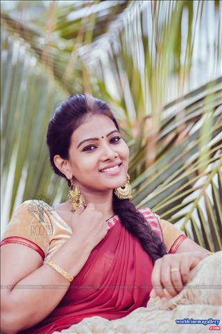 Dhivya Dhuraisamy Saree Stills